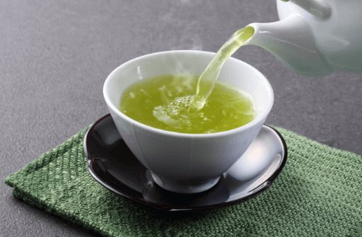 湯呑みにお茶を注ぐ様子