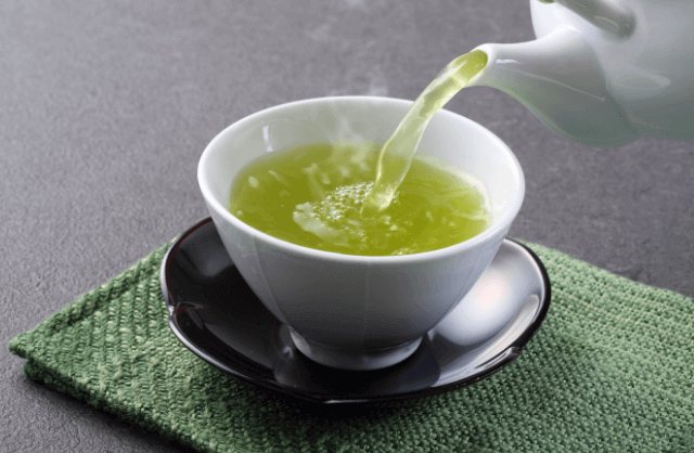 湯呑みにお茶を注ぐ様子